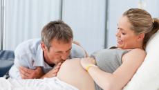 Възможно ли е да се даде на непознат да погали корема на бременна жена