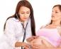 Защо зацапването се появява в ранните етапи? Възможно ли е да се поддържа бременност, ако има силно кървене?