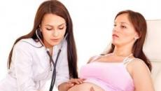 Zašto se mrlje pojavljuju u ranim fazama?Da li je moguće održati trudnoću ako ima obilnog krvarenja?