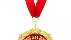 एक महिला को सालगिरह के लिए पदक की प्रस्तुति
