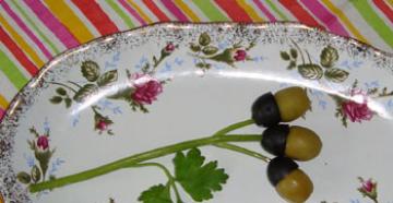 Изработваме декорации от маслини за ястия Таралеж за сервиране на маслини и черни маслини