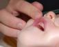शिशु की जीभ पर थ्रश: रोग का उपचार और रोकथाम