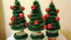 DIY novoletni topiarij iz sisala, storžkov in božičnih kroglic