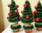 सिसल, पाइन शंकु और क्रिसमस गेंदों से बनी DIY नए साल की टोपीरी
