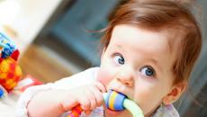 Otrok hrane ne pogoltne, ampak jo drži v ustih Otrok hrano pogoltne