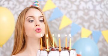 एक लड़की को 18वें जन्मदिन की हार्दिक बधाई: सुंदर और मज़ेदार