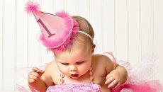 Dojenček ima prvi rojstni dan: čestitke za 1 leto staro punčko